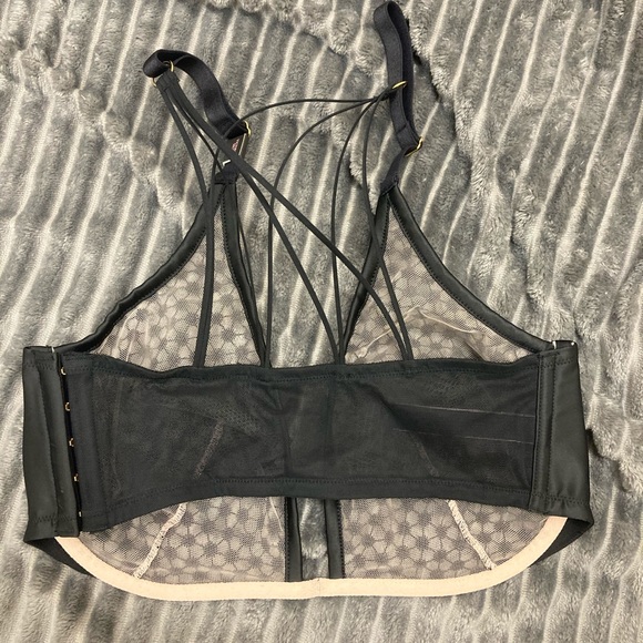 Victoria’s Secret 36DD Unlined Plunge Bra - Picture 4 of 6